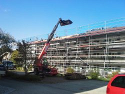 Teleskoplader im Einsatz bei Dacheindeckung