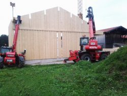 Teleskoplader bei Montage Wandelemente