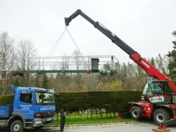 Teleskoplader bei Hubarbeiten an Wehr