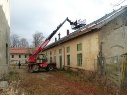 Betriebseigener Teleskoplader mit Arbeitsbühne