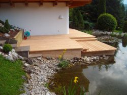 Terrassenbelag aus Lärchenbohlen
