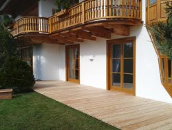 Terrassenbelag aus Lärchenbohlen