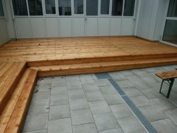 Bohlen aus geriffelten Lärchenbohlen