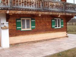 Erneuerung schadhafter Holzteile einer Blockwand