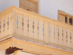 Balkon mit Zierbrettern