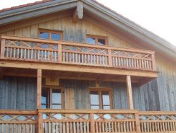 Balkon aus Lärchenholz