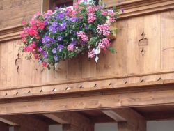 Balkon mit Zierbrettern