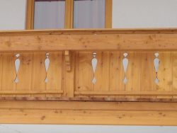 Balkon mit Zierbrettern