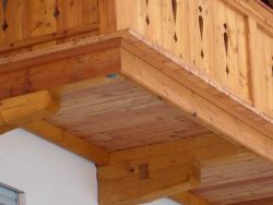 Balkon mit Zierbrettern Detail Stiche