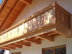 Balkon mit Zierbrettern