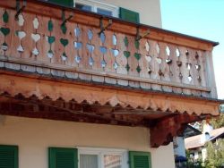 Balkon mit Zierbrettern schlicht