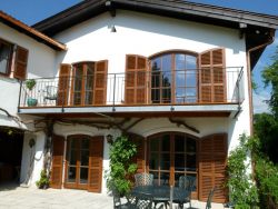 Balkon aus Metall mit Unterkonstruktion in Holz