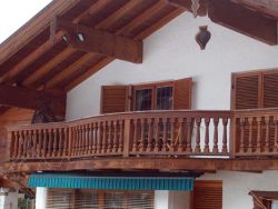 Balkon mit geschweifter Brüstung