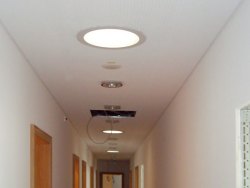 Spotlichter leiten Licht vom Dach in den Flur