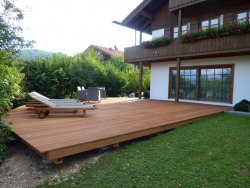 Terrassenbelag aus Bankirai Bohlen am Lanserhof