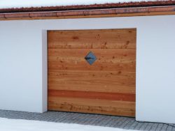 Garagentor aus Lärchenholz