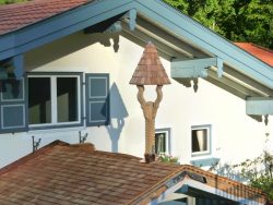 Glockenturm mit Schindeldach