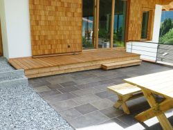 Terrassenstufe aus Lärchenholzbohlen