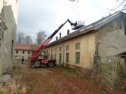 Betriebseigener Teleskoplader mit Arbeitsbühne