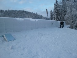 Dach einer Halle vom Schnee befreit