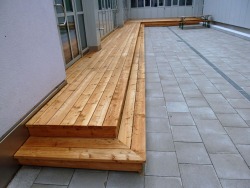 Bohlen aus geriffelten Lärchenbohlen